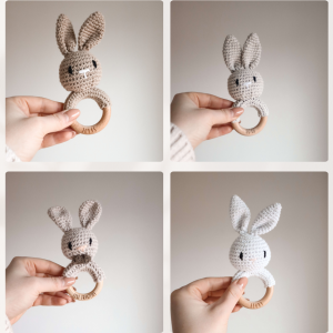 Babyrassel in Form eines Hasen gehäkelt mit Gesicht in den Farben grau, braun, weiß und Beige mit einem Holzring mit Namensgravur