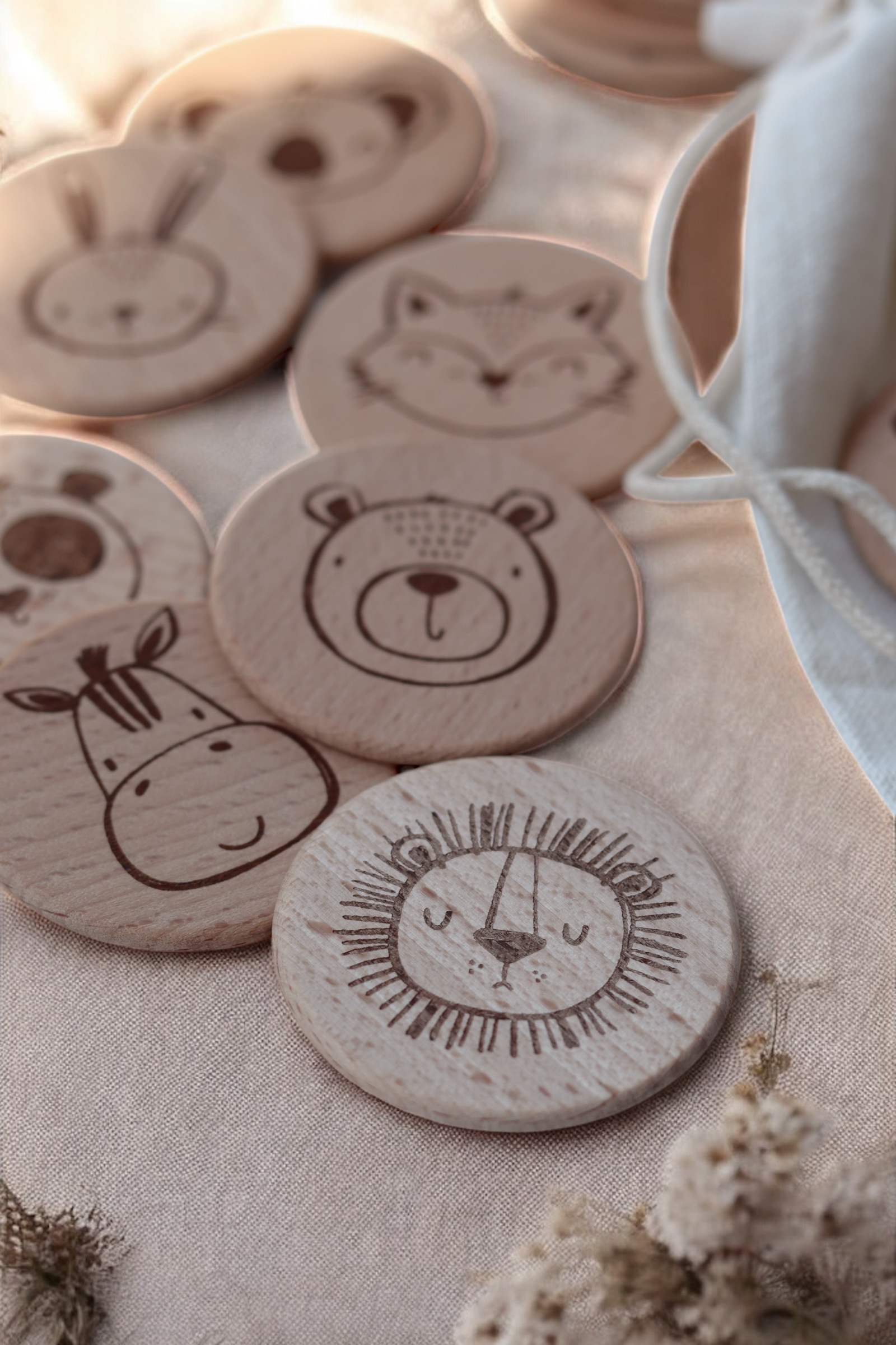 Kindermemory aus Holz mit Tieren. Runde Holzplättchen mit 5 cm Durchmesser mit Gravur niedlicher Tiermotive.
