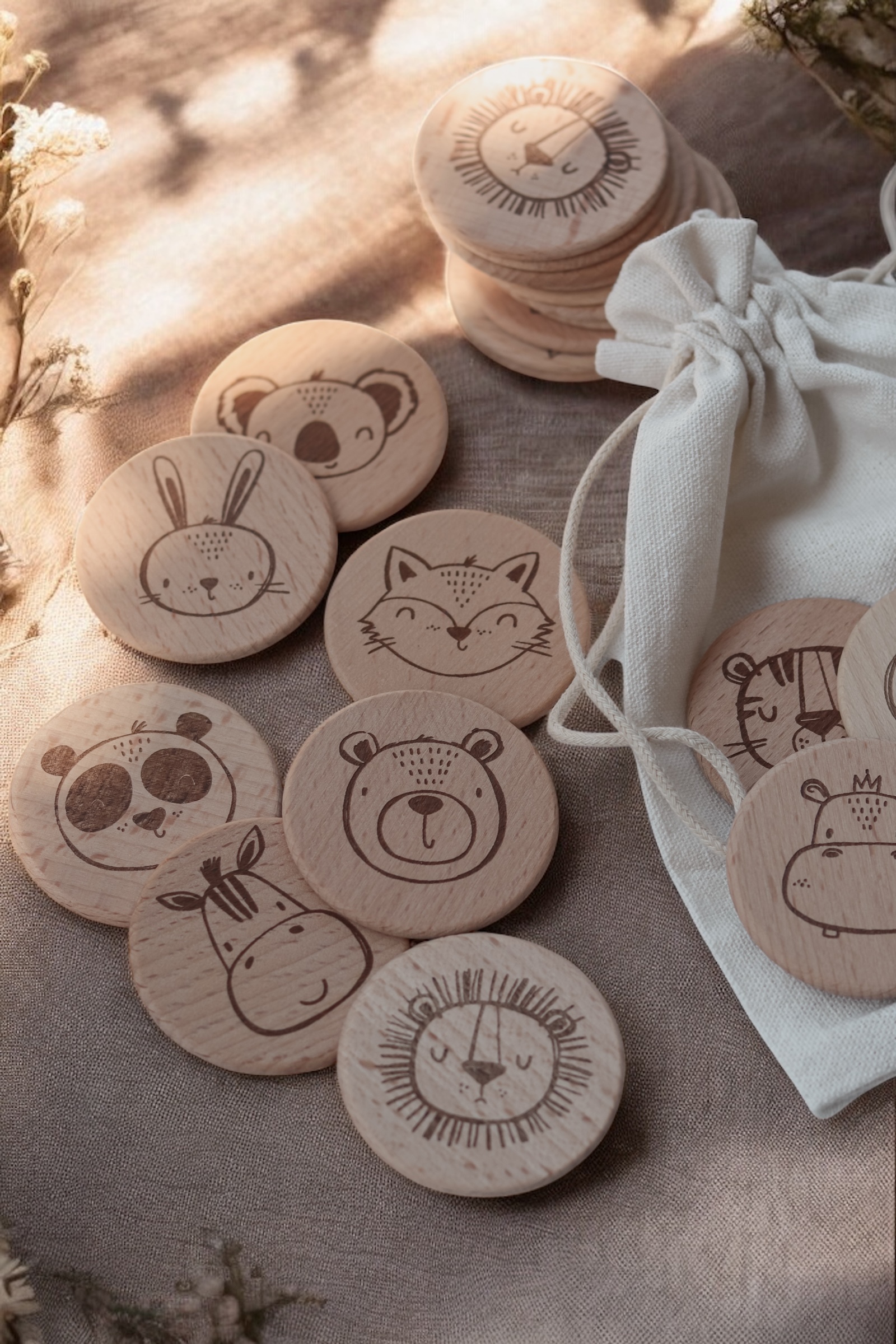 Kindermemory aus Holz mit Tieren. Runde Holzplättchen mit 5 cm Durchmesser mit Gravur niedlicher Tiermotive.