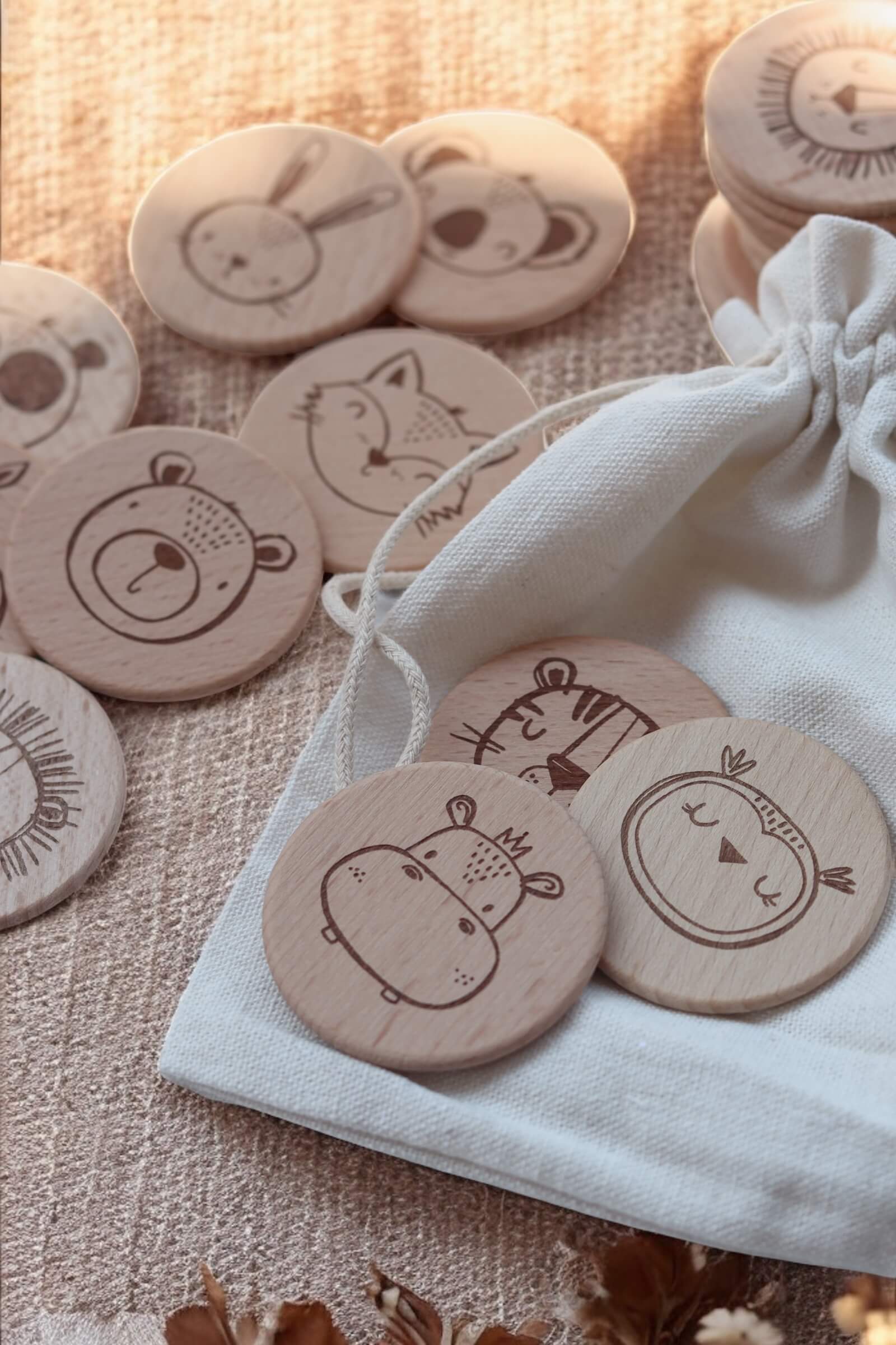 Kindermemory aus Holz mit Tieren. Runde Holzplättchen mit 5 cm Durchmesser mit Gravur niedlicher Tiermotive.