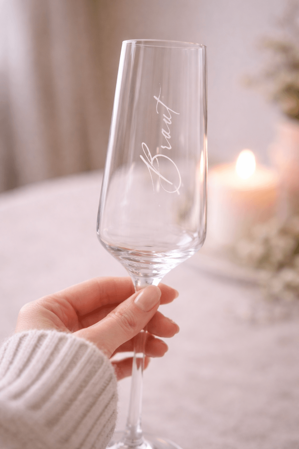 zwei Sektgläser mit Gravur "Braut" und "Bräutigam" und weißer Schleife am Stiel