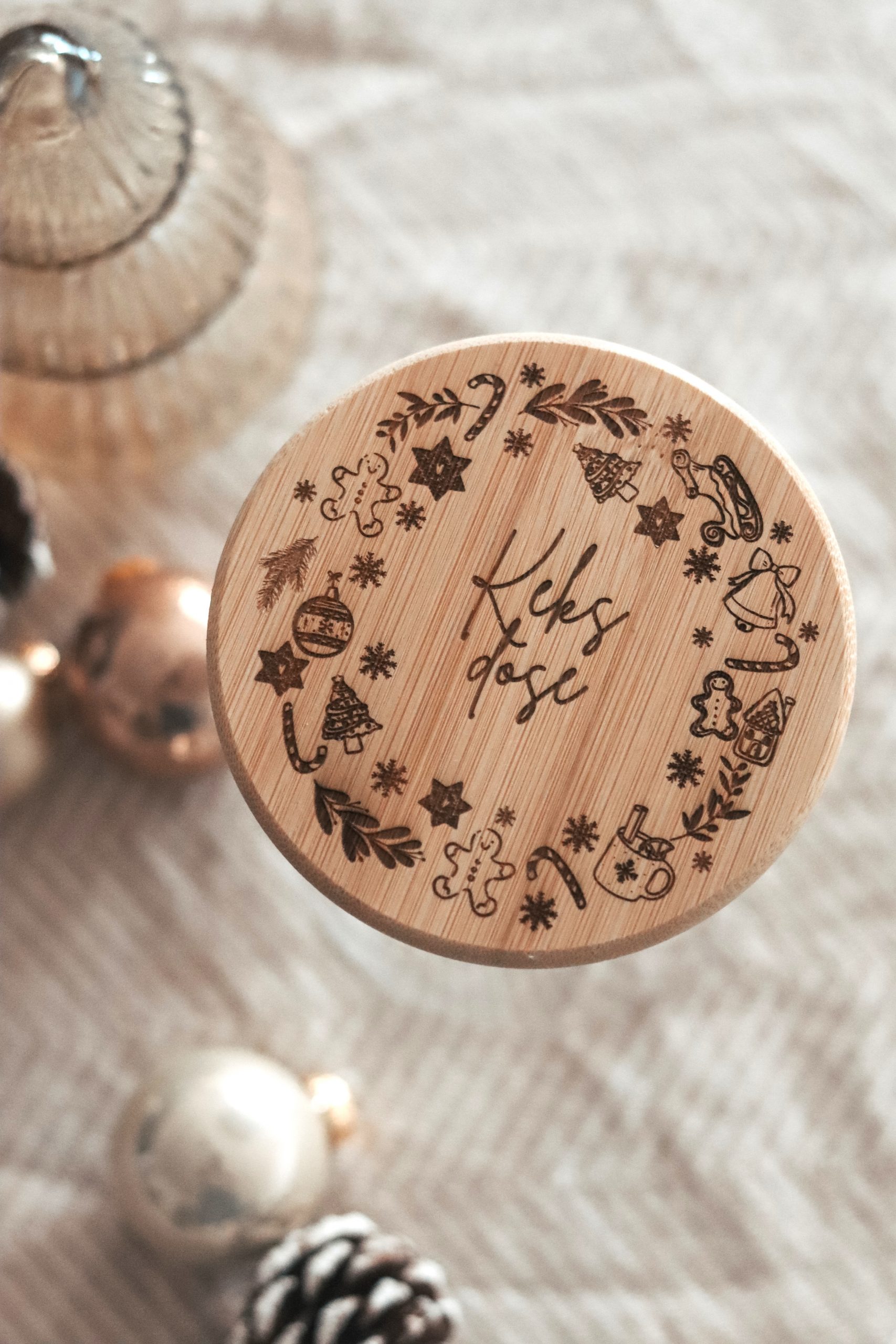 Keksdose aus Glas mit Holzdeckel mit weihnachtlicher Gravur