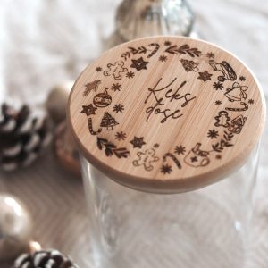Keksdose aus Glas mit Holzdeckel mit weihnachtlicher Gravur