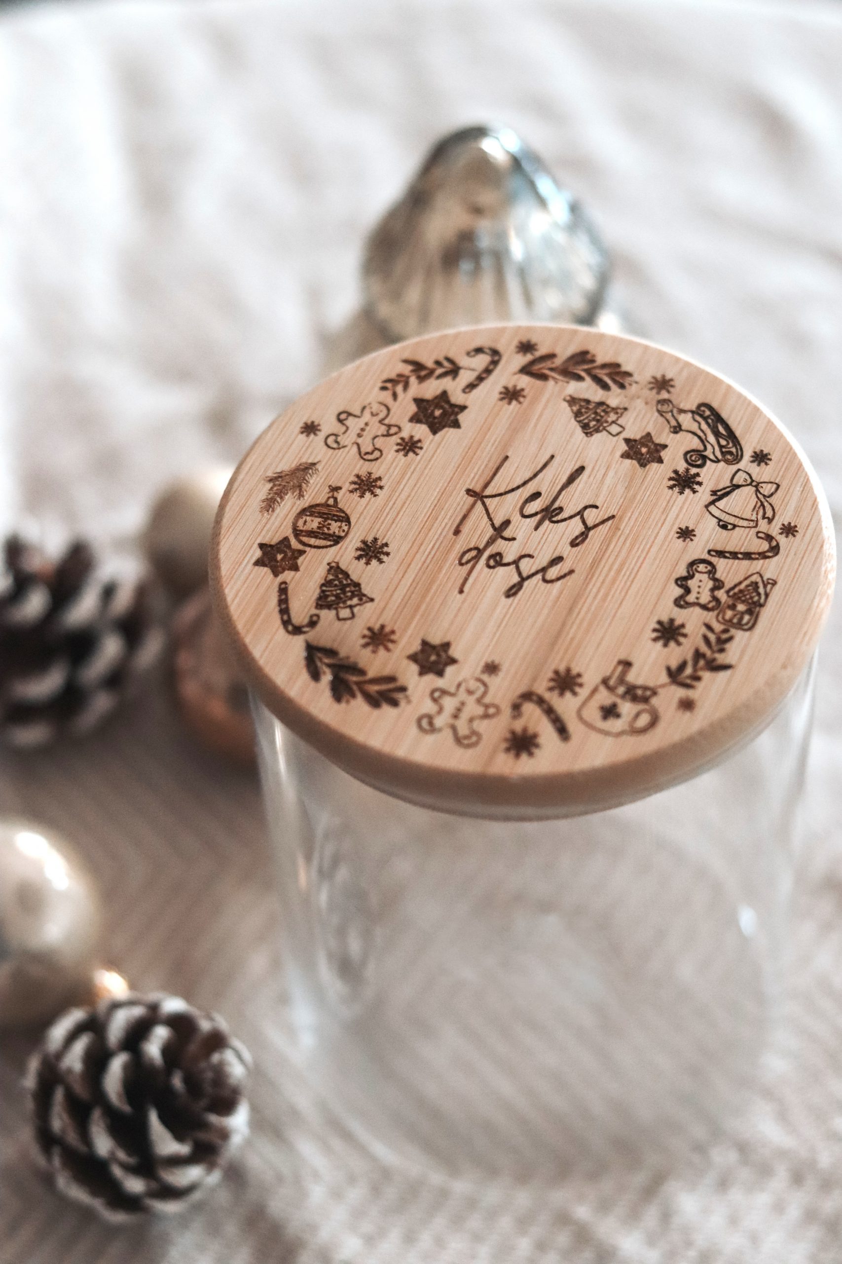 Keksdose aus Glas mit Holzdeckel mit weihnachtlicher Gravur