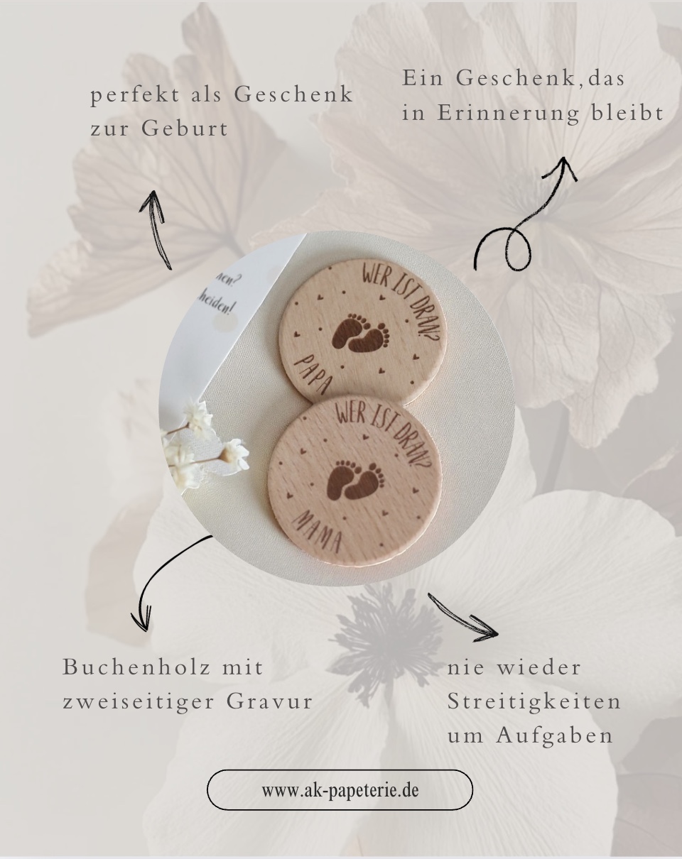 Papierkarte in Postkarten format mit einer Aquarellillustration eines Bären und einer Holzscheibe aus hellem Holz mit Gravur