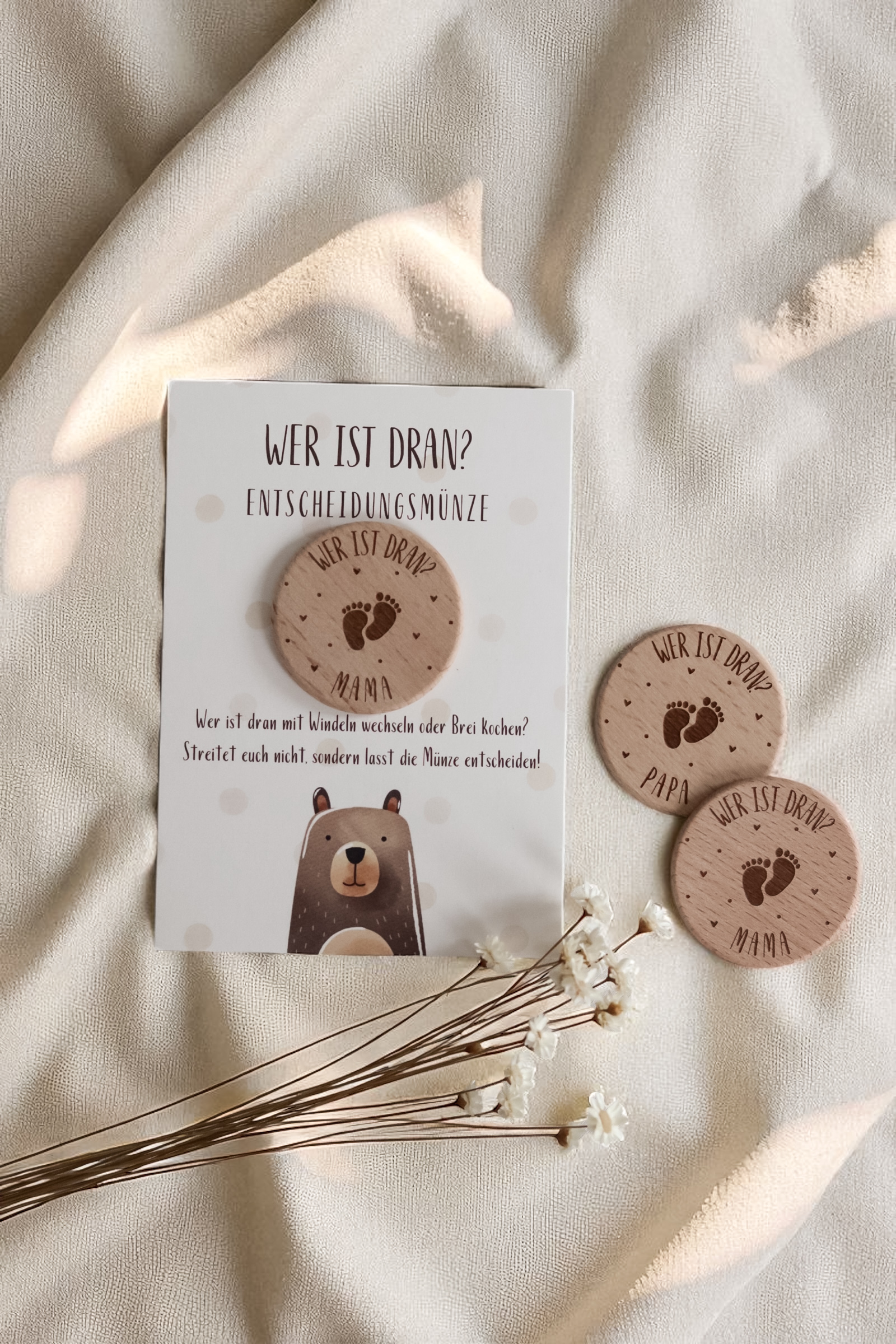 Papierkarte in Postkarten format mit einer Aquarellillustration eines Bären und einer Holzscheibe aus hellem Holz mit Gravur