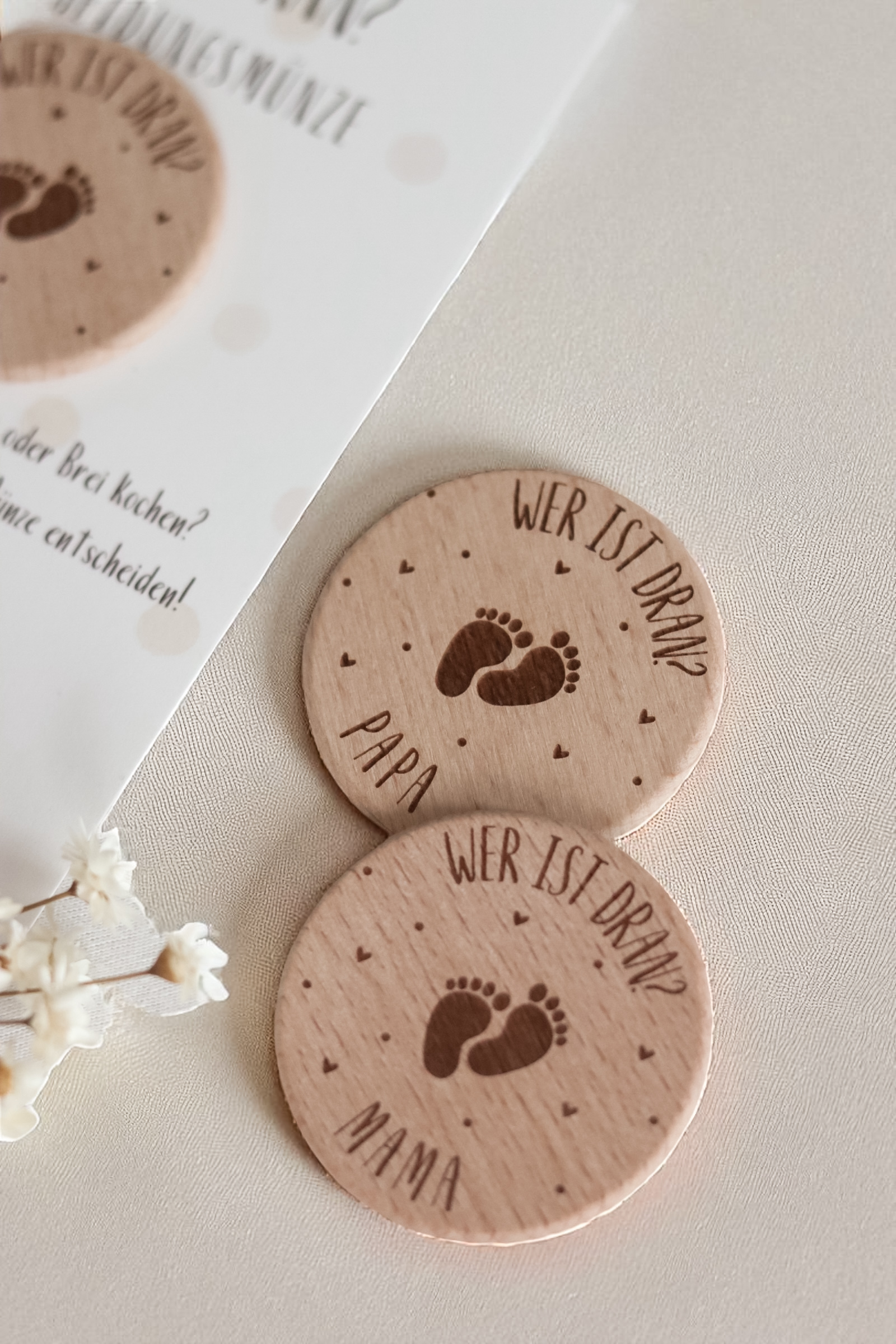 Papierkarte in Postkarten format mit einer Aquarellillustration eines Bären und einer Holzscheibe aus hellem Holz mit Gravur