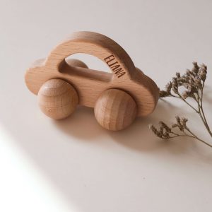 Holzspielzeug in Form eines Autos mit Rädern mit der Gravur "Eliana"