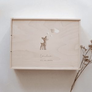 Minimalistische Aufnahme einer hellen Erinnerungskiste mit einem Reh und Wolke und Sterne aufgedruckt
