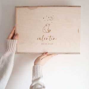 Personalisierte Erinnerungskiste aus hellem Naturholz mit graviertem Namen „Valentin“, Bärenmotiv mit Mond und Sternen, zeitloses Design, in der Hand gehalten vor neutralem Hintergrund.