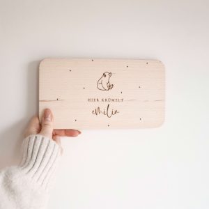 Frühstückbrettchen aus hellem Buchenholz mit dem Motiv eines Bären und Namensgravur