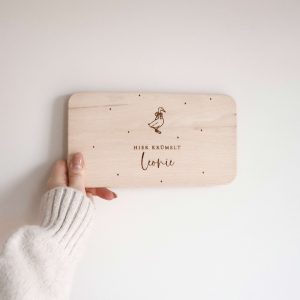 Frühstückbrettchen aus hellem Buchenholz mit dem Motiv einer Gans mit Schleife und Namensgravur