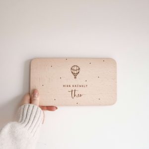 Frühstückbrettchen aus hellem Buchenholz mit dem Motiv eines Heißluftballons und Namensgravur