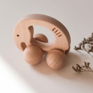 Holzspielzeug in Form eines Elefants mit Rädern mit der Gravur "Kaja"