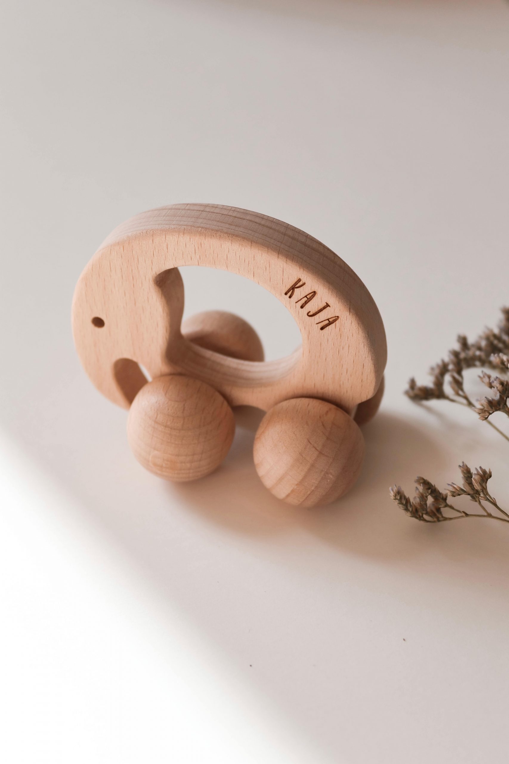 Holzspielzeug in Form eines Elefants mit Rädern mit der Gravur "Kaja"