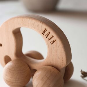 Holzspielzeug in Form eines Elefants mit Rädern mit der Gravur "Kaja"