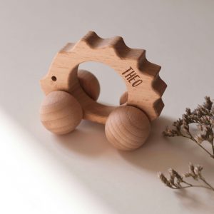 Holzspielzeug in Form eines Igels mit Rädern mit der Gravur "Theo"