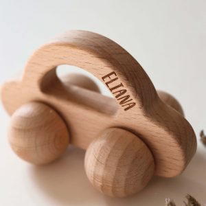 Holzspielzeug in Form eines Autos mit Rädern mit der Gravur "Eliana"