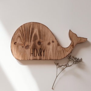 Personalisiertes Wal-Nachtlicht aus Holz mit graviertem Namen „Henry“, minimalistisches Design in warmen Naturtönen. Das Nachtlicht spendet sanftes Licht über die Rückseite und eignet sich ideal als liebevolle Dekoration fürs Baby- oder Kinderzimmer.