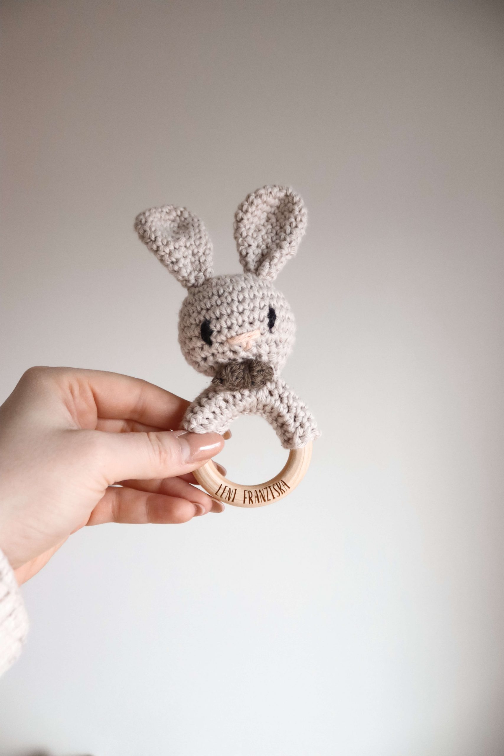 personalisierte Babyrassel Hase | Geburtsgeschenk – Bild 2