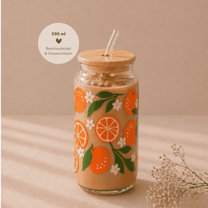 Glas mit Bambusdeckel und Strohhalm, gefüllt mit Eiskaffee, verziert mit sommerlichem Orangen-Design und weißen Blüten, auf hellem Holztisch in warmem, minimalistischem Setting