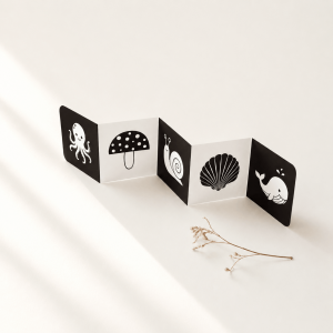 Kontrastkarten in schwarz und weiß mit verschiedenen Tiermotiven in einem Leporello in minimalistischem Hintergrund