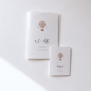 Personalisiertes Set aus U Heft und Impfpass mit einem Heißluftballon als Motiv in minimalistischem Hintergrund
