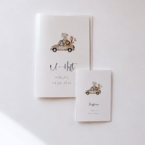 Personalisiertes Set aus U Heft und Impfpass mit einem Safariauto mit Tieren als Motiv in minimalistischem Hintergrund