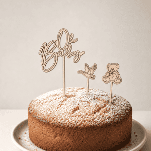 Cake Topper Set aus Holz mit "Oh Baby"-Schriftzug, Gans und Teddybär auf einer Schokoladentorte. Die stilvolle Tortendeko eignet sich ideal für eine Babyparty, Baby Shower oder zur Feier der Geburt.