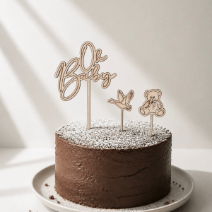 Cake Topper Set aus Holz mit "Oh Baby"-Schriftzug, Gans und Teddybär auf einer Schokoladentorte. Die stilvolle Tortendeko eignet sich ideal für eine Babyparty, Baby Shower oder zur Feier der Geburt.