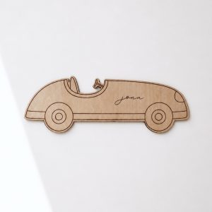 Holzschild in Form eines Rallye Autos mit dem Namen "jona" in minimalistischem Hintergrund