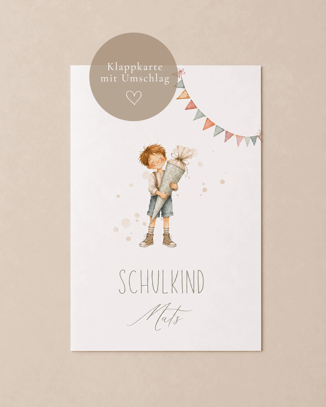 Das Foto zeigt eine Glückwunschkarte zur Einschulung mit der Aquarellzeichnung eines Jungen mit einer Schultüte in der Hand. Darunter der Text "Schulkind Mats"