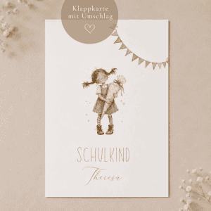 Das Foto zeigt eine Glückwunschkarte zur Einschulung mit der Aquarellzeichnung eines Mädchens, das an Pippi Langstrumpf erinnert mit einer Schultüte in der Hand. Darunter der Text "Schulkind Theresa"