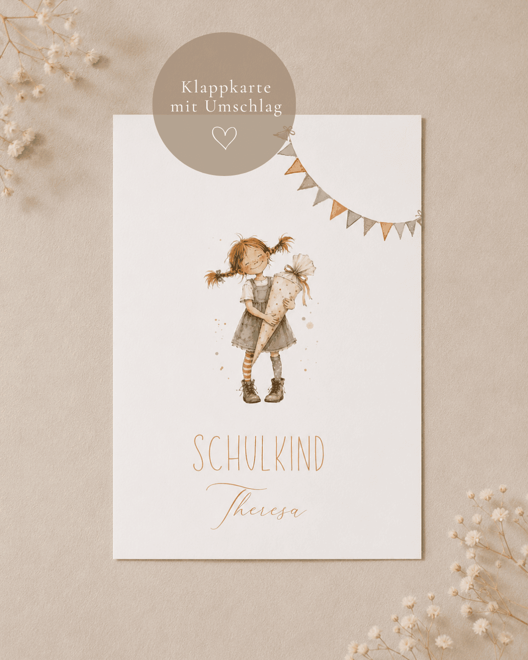 Das Foto zeigt eine Glückwunschkarte zur Einschulung mit der Aquarellzeichnung eines Mädchens, das an Pippi Langstrumpf erinnert mit einer Schultüte in der Hand. Darunter der Text "Schulkind Theresa"