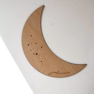personalisiertes Holzschild in Form eines Mondes mit eingravierten Sternen und dem Namen "Johanna"