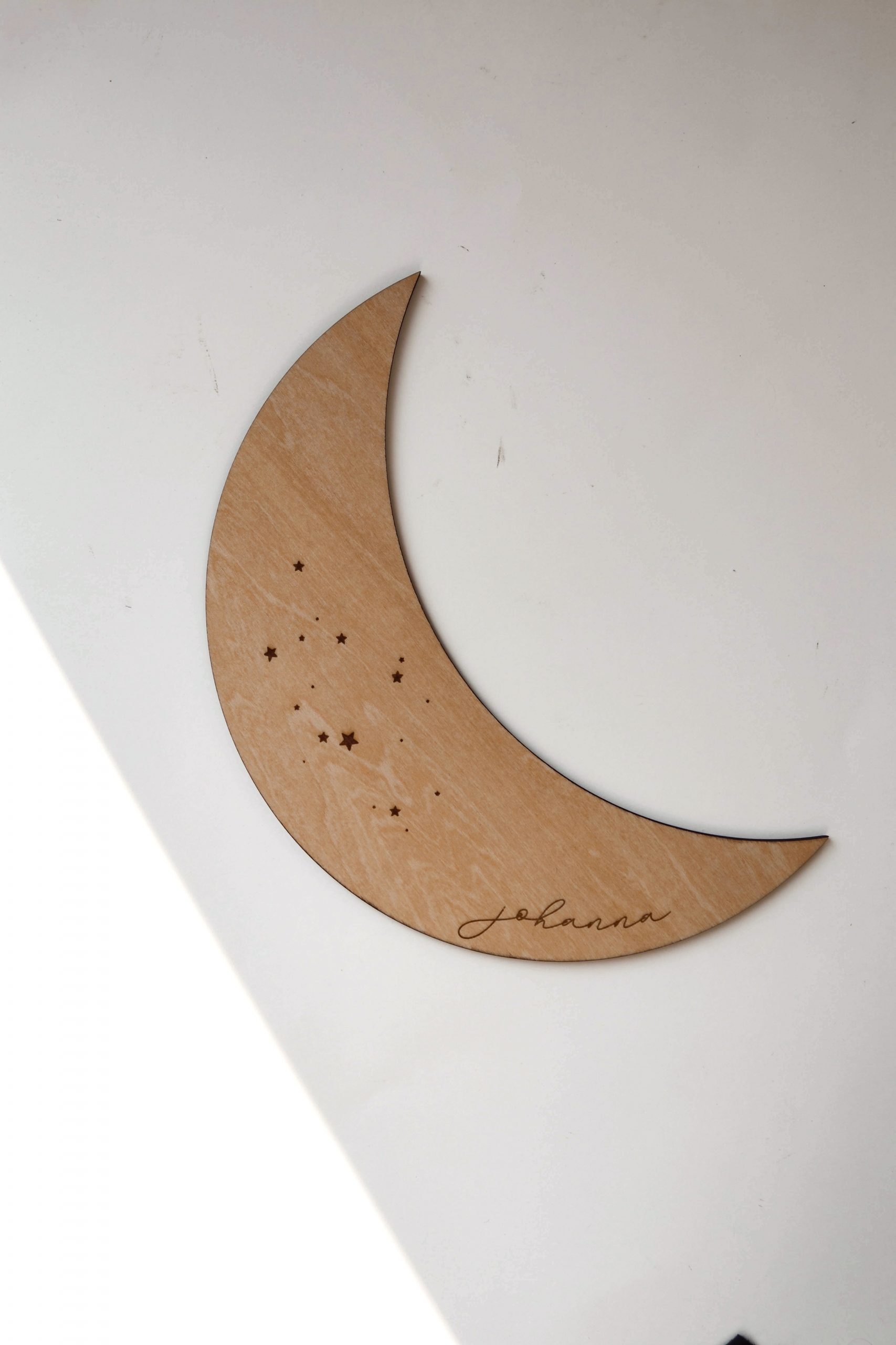 personalisiertes Holzschild in Form eines Mondes mit eingravierten Sternen und dem Namen "Johanna"