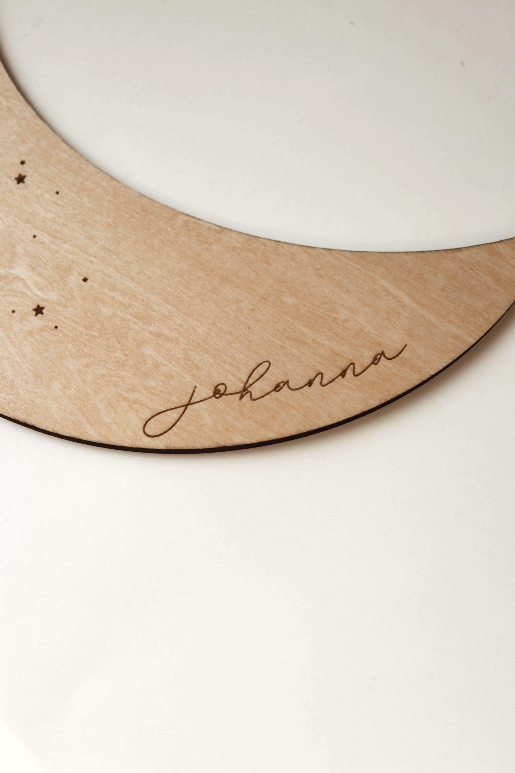 personalisiertes Holzschild in Form eines Mondes mit eingravierten Sternen und dem Namen "Johanna"