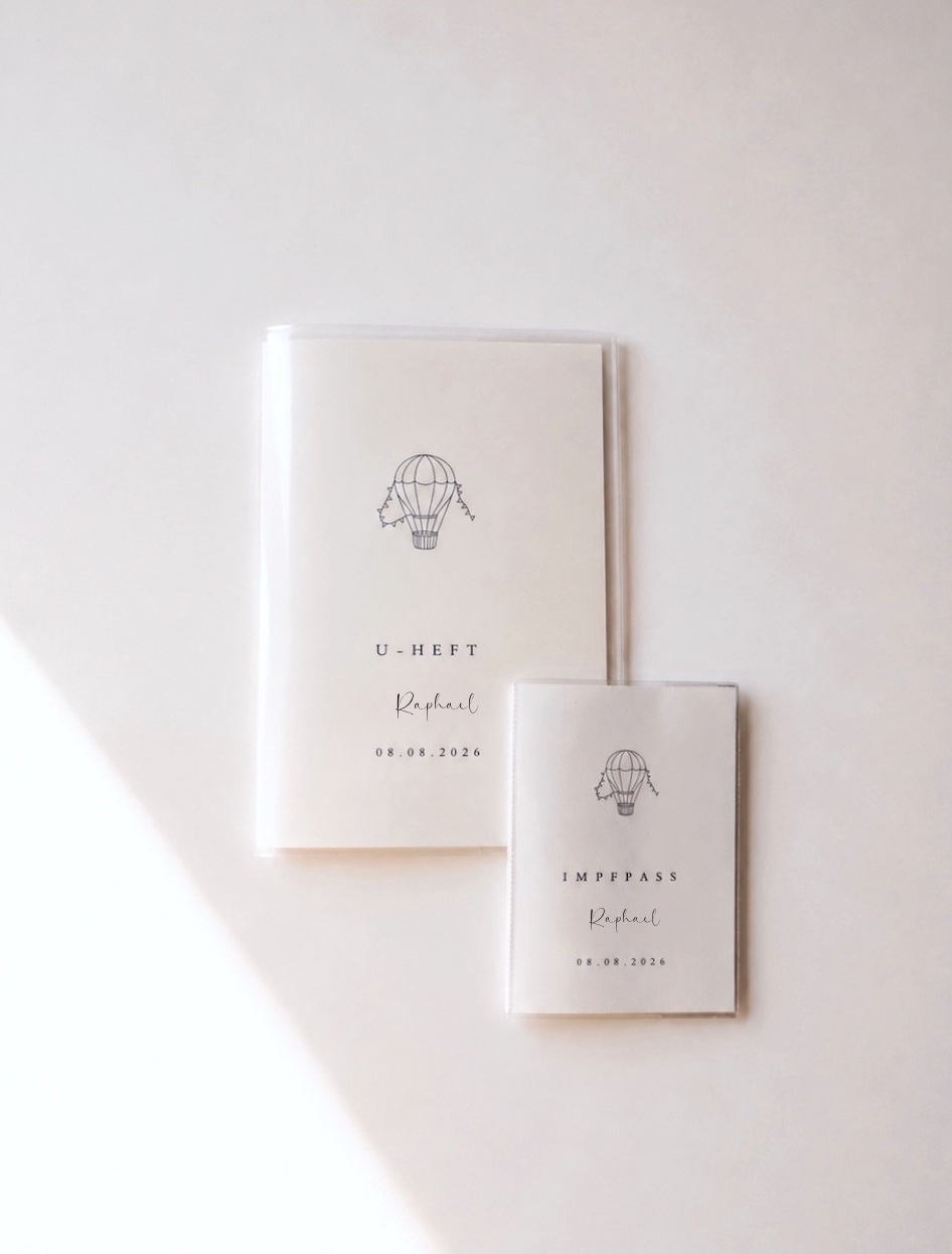 Personalisiertes Set aus U Heft und Impfpass mit einem Heißluftballon-Motiv in minimalistischem Hintergrund