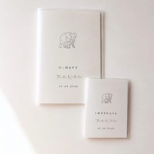 Personalisiertes Set aus U Heft und Impfpass mit einem Elefantenmotiv in minimalistischem Hintergrund