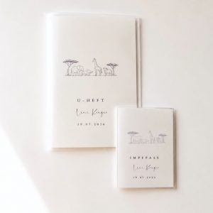 Personalisiertes Set aus U Heft und Impfpass mit einem Safarimotiv in minimalistischem Hintergrund
