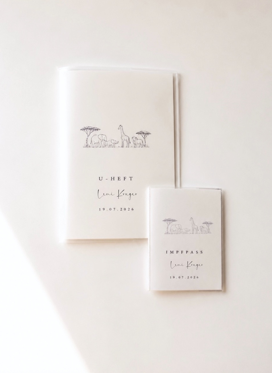 Personalisiertes Set aus U Heft und Impfpass mit einem Safarimotiv in minimalistischem Hintergrund