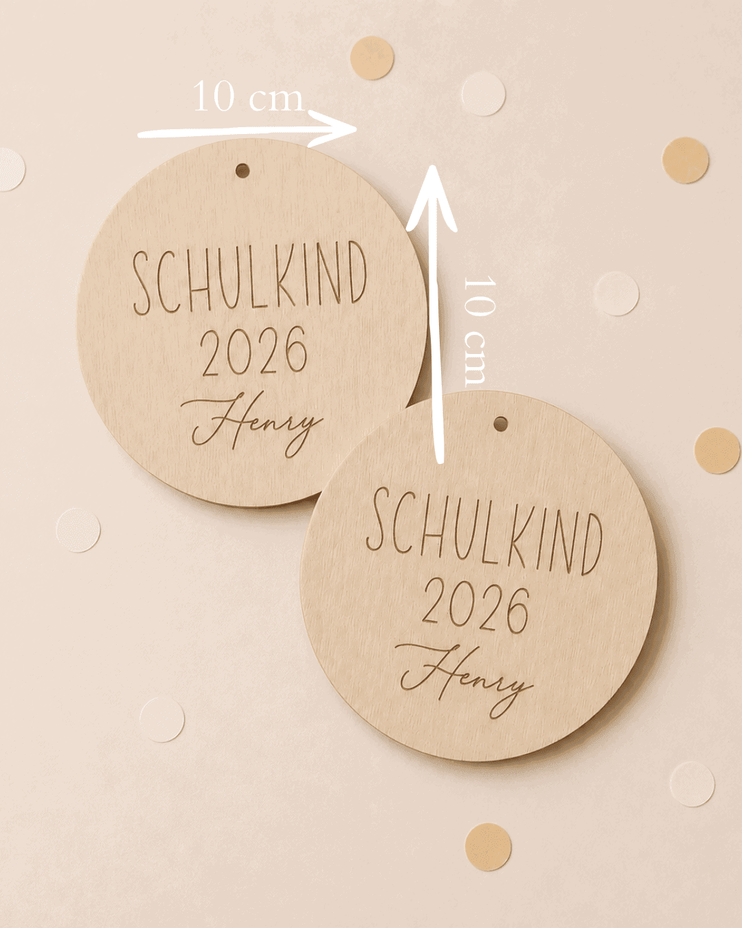 Zwei helle große Holzscheiben mit einem Loch am oberen Rand und dem Text "Schulkind 2026 Henry"