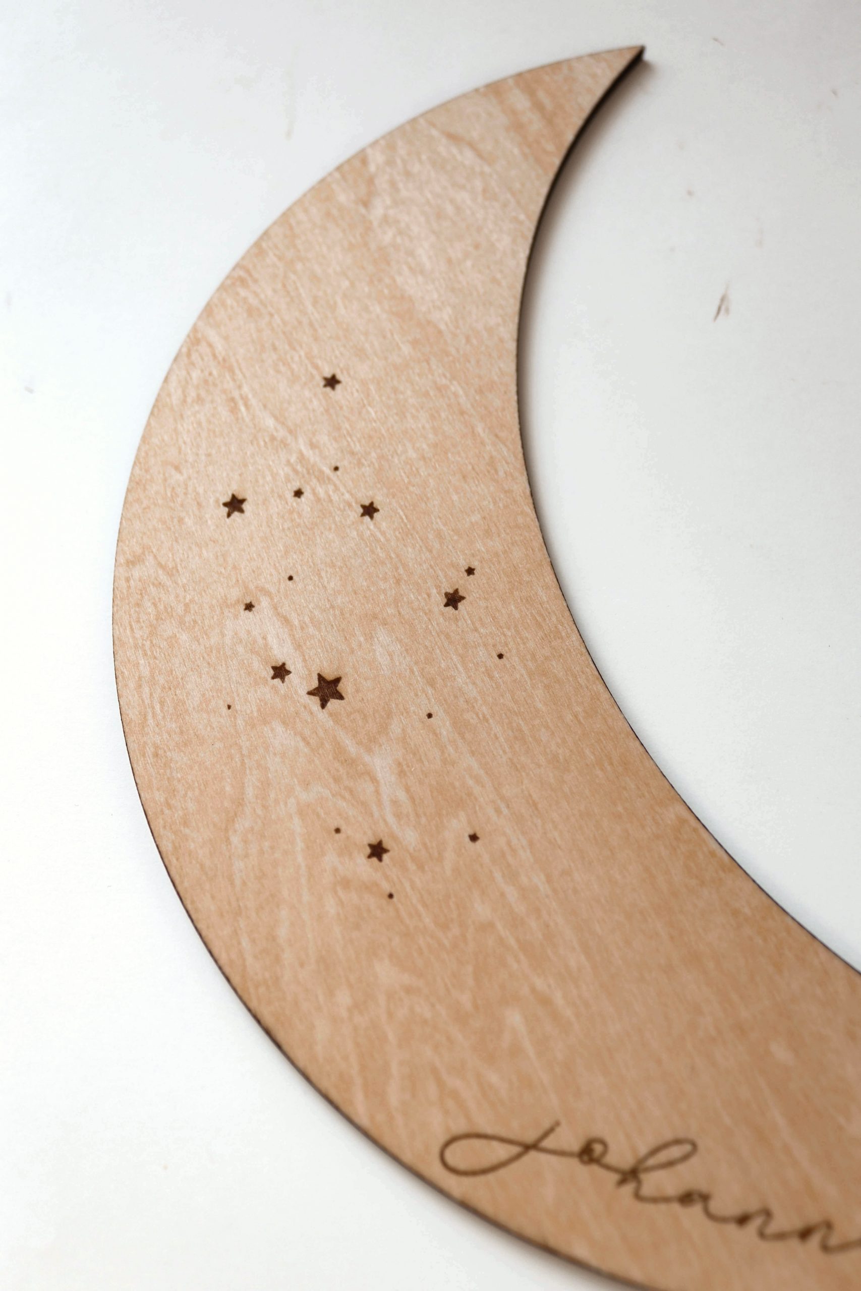 personalisiertes Holzschild in Form eines Mondes mit eingravierten Sternen und dem Namen "Johanna"