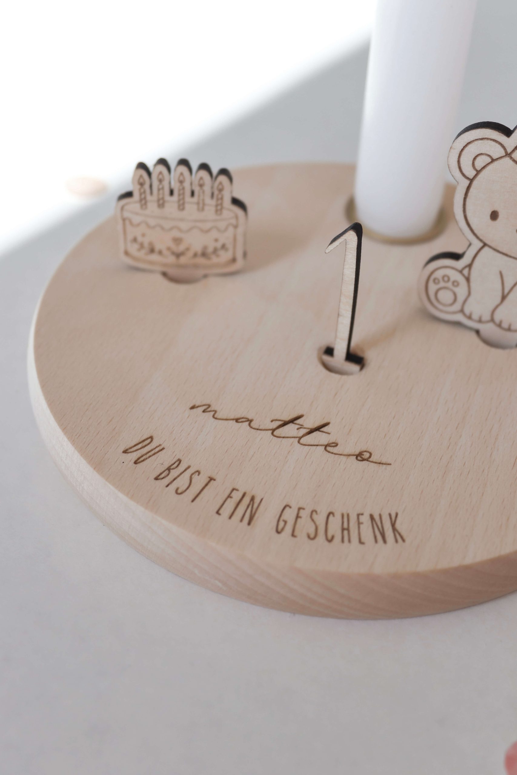 Personalisierter Geburtstagsteller aus Buchenholz mit Bär-Motivstecker, Kerze und Zahl – liebevolle Geburtstagsdeko für Kinder