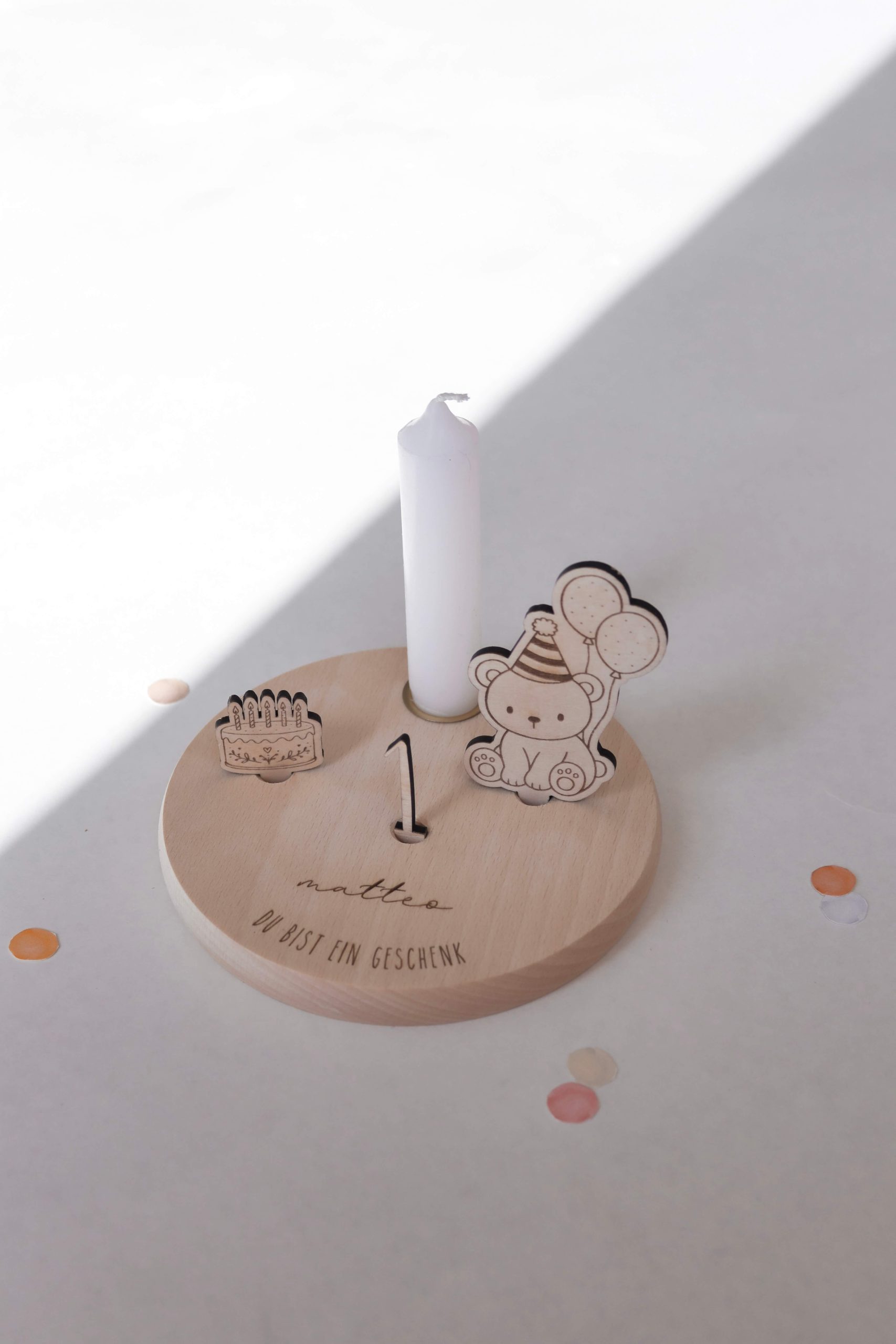 Personalisierter Geburtstagsteller aus Buchenholz mit Bär-Motivstecker, Kerze und Zahl – liebevolle Geburtstagsdeko für Kinder