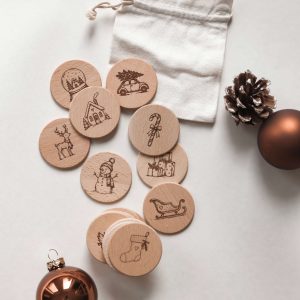 Holz-Memory für Kinder mit 20 Buchenholzplättchen und 10 verschiedenen Weihnachtsmotiven, inklusive Jutebeutel zur Aufbewahrung.