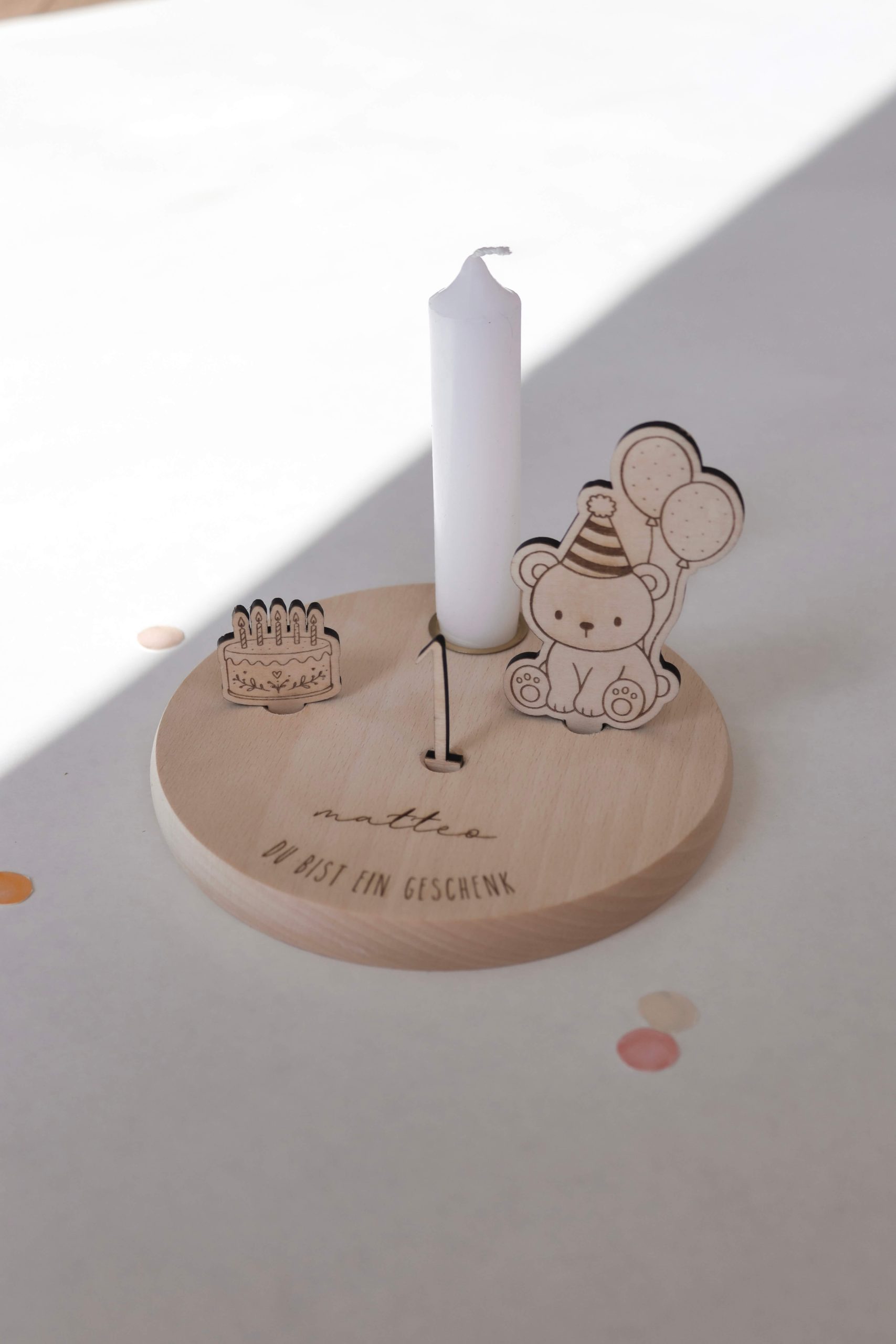Personalisierter Geburtstagsteller aus Buchenholz mit Bär-Motivstecker, Kerze und Zahl – liebevolle Geburtstagsdeko für Kinder