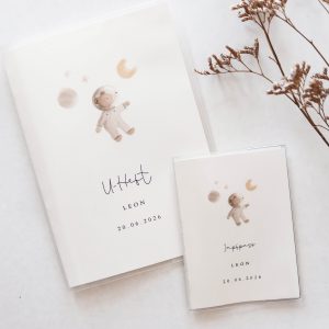 Personalisiertes U-Heft und Impfpassset mit von Hand illustriertem Astronautenmotiv