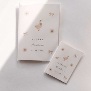 Personalisiertes Set aus U Heft und Impfpass mit wild angeordneten Aquarellmotiven einer Gans, Blumen und Schleifen in minimalistischem Hintergrund