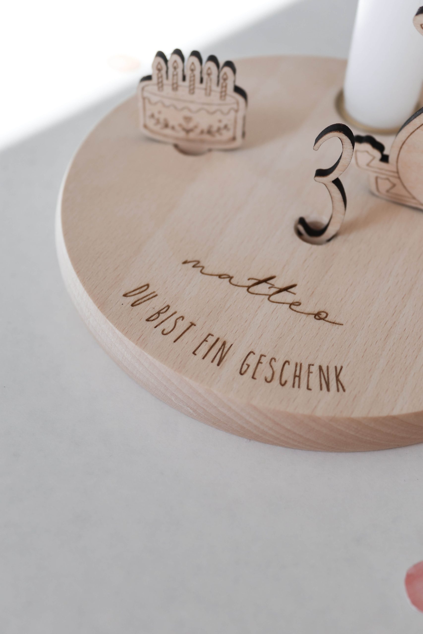 Personalisierter Geburtstagsteller aus Buchenholz mit Gänse-Motivstecker, Kerze und Zahl – liebevolle Geburtstagsdeko für Kinder